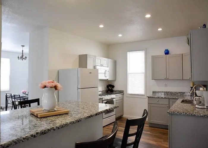 Stunning Big Near Downtown North Shore & Holiday home *