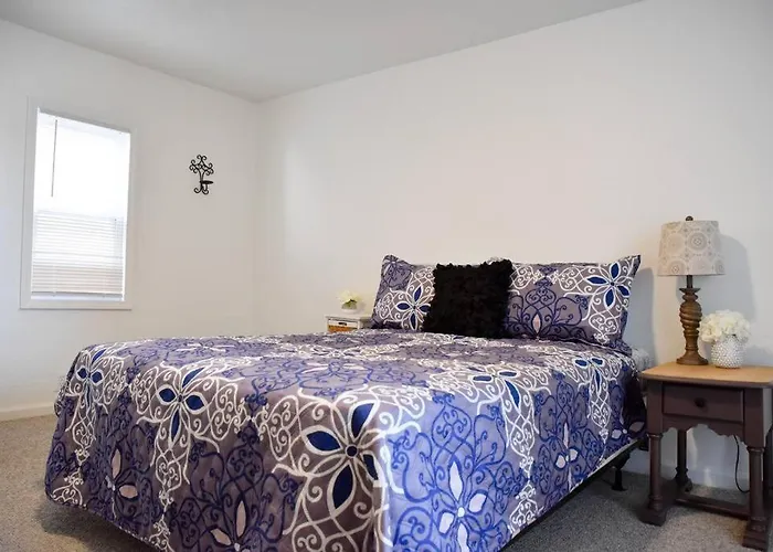 Stunning Big Near Downtown North Shore & Holiday home *