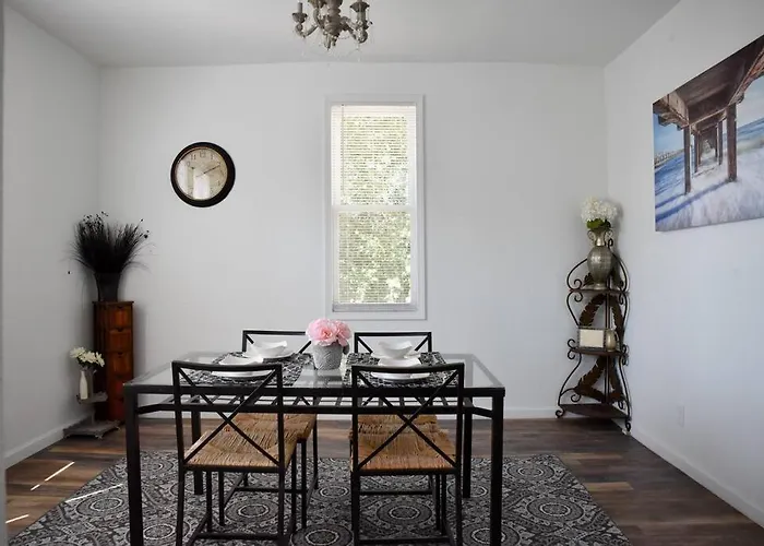 Stunning Big Near Downtown North Shore & Holiday home Pittsburgh
