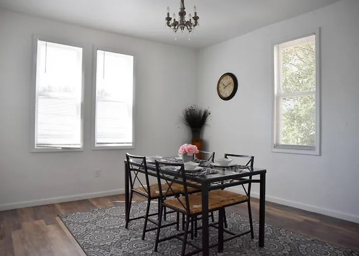 Stunning Big Near Downtown North Shore & Holiday home *